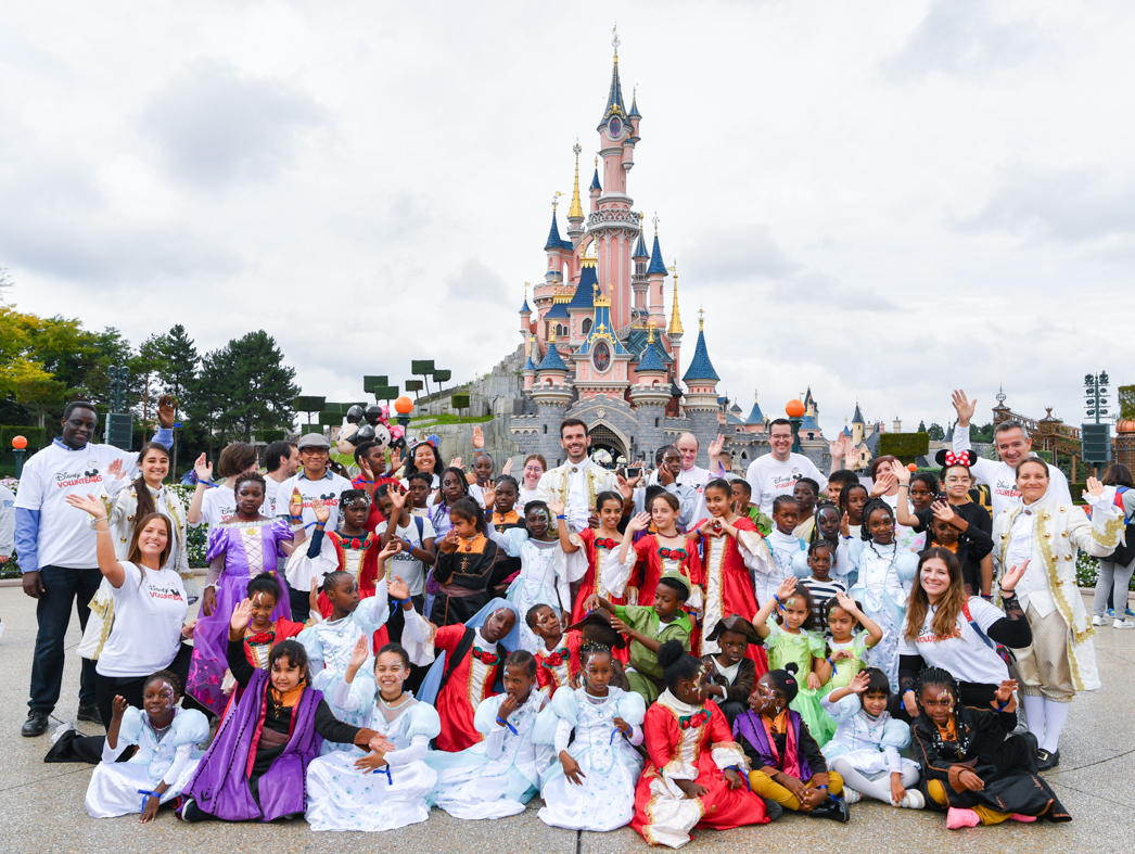 Familien-Ausflug ins Disneyland Paris vor dem Schloss