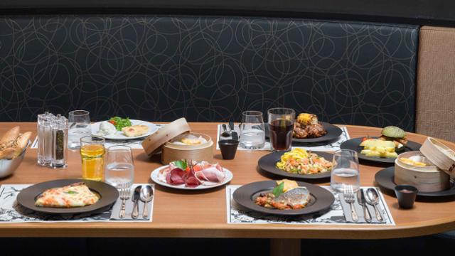 Downtown Restaurant — Speisesaal