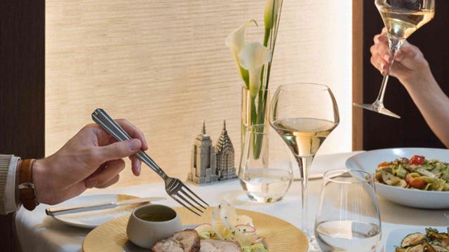 Manhattan Restaurant — New Yorker Tischservice im Marvel-Hotel