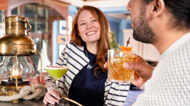 Captain's Quarters Bar — Pub im Newport Bay Club