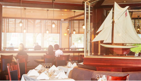 Yacht Club — Tischservice-Restaurant im Newport Bay Club