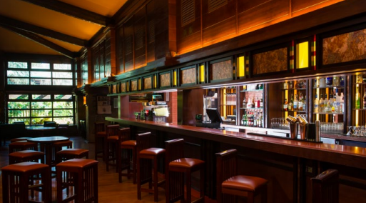 Redwood Bar & Lounge — Kamingespräche in der Sequoia Lodge