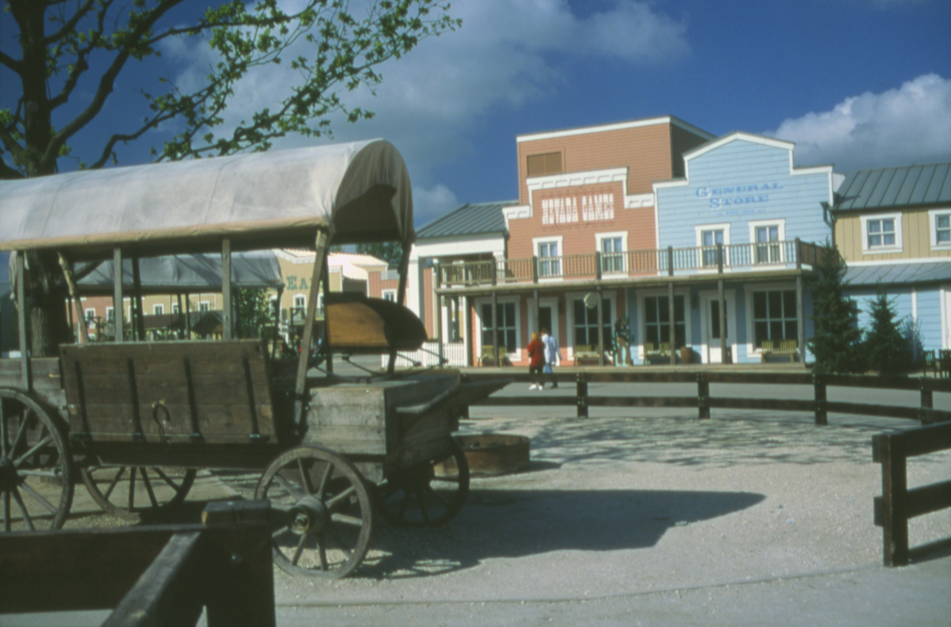 Disneys Hotel Cheyenne – Dorfplatz