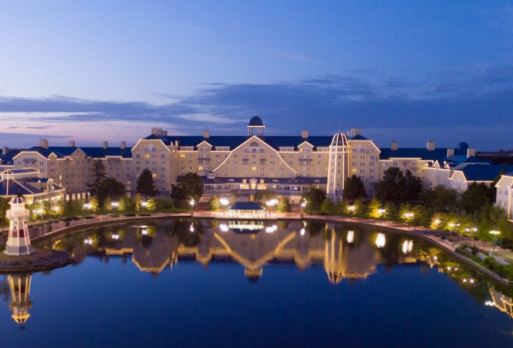 Disneys Hotel Newport Bay Club – Aussenansicht